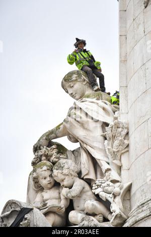 Paris,France,1st mai 2023.Journée internationale des travailleurs. Des milliers de personnes ont protesté et célébré le jour de mai à Paris. Les syndicats, les travailleurs, les étudiants et d'autres ont défilé dans les rues, protestant contre le nouveau système de retraite et plus encore. Certains manifestants sont devenus violents, ont déclenché des incendies et ont détruit des entreprises. La police a utilisé des gaz de taregas et un canon à eau contre les émeutiers. Banque D'Images