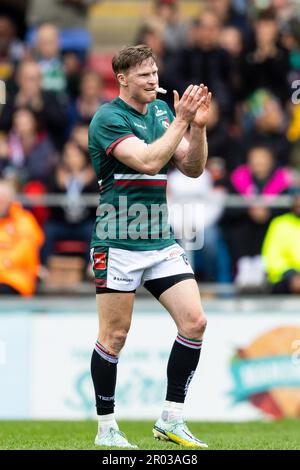 Chris Ashton, de Leicester Tigers, applaudit ses supporters lorsqu'il s'en va après avoir reçu une carte rouge lors du match Gallagher Premiership, Leicester Tigers vs Harlequins, à Mattioli Woods Welford Road, Leicester, Royaume-Uni, 6th mai 2023 (photo de Nick Browning/News Images) Banque D'Images