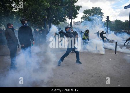 Paris,France,1st mai 2023.Journée internationale des travailleurs. Des milliers de personnes ont protesté et célébré le jour de mai à Paris. Les syndicats, les travailleurs, les étudiants et d'autres ont défilé dans les rues, protestant contre le nouveau système de retraite et plus encore. Certains manifestants sont devenus violents, ont déclenché des incendies et ont détruit des entreprises. La police a utilisé des gaz de taregas et un canon à eau contre les émeutiers. Banque D'Images