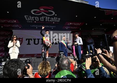 Ortona, Italie. 06th mai 2023. Belge Remco Evenepoel de Soudal Quick-Step célèbre sur le podium après avoir remporté la première étape de la course cycliste Giro d'Italia 2023, un essai individuel de temps de Fossacesia Marina à Ortona (19, 6 km), en Italie, samedi 06 mai 2023. Le Giro 2023 a lieu du 06 au 28 mai 2023. BELGA PHOTO JASPER JACOBS crédit: Belga News Agency/Alay Live News Banque D'Images