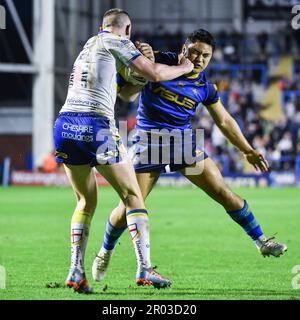 Warrington, Angleterre - 5th mai 2023 - Rugby League Betfred Super League Round 11, Warrington Wolves vs Wakefield Trinity au Halliwell Jones Stadium, Warrington, Royaume-Uni Mason Lino de Wakefield Trinity tente de s'attaquer à Ben Currie de Warrington Wolves. Banque D'Images