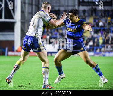 Warrington, Angleterre - 5th mai 2023 - Rugby League Betfred Super League Round 11, Warrington Wolves vs Wakefield Trinity au Halliwell Jones Stadium, Warrington, Royaume-Uni Mason Lino de Wakefield Trinity tente de s'attaquer à Ben Currie de Warrington Wolves. Banque D'Images