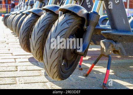 Gros plan des roues des scooters électriques. Mobilité urbaine écologique Banque D'Images