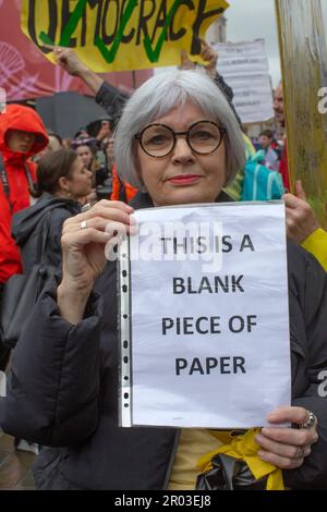 Londres, Royaume-Uni. 6 mai 2023. Un manifestant tient un article disant « c'est Un livre blanc » - une référence aux menaces de police antérieures d'arrestation des manifestants - lors d'un rassemblement anti-monarchie « pas mon roi » lors du couronnement du roi Charles III Crédit : horst friedrichs/Alay Live News Banque D'Images