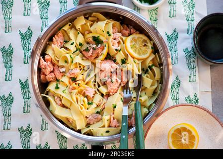 Tagliatelle saumon avec sauce au beurre d'ail au citron. Dessus de la veiw.style rustic.selective Focus Banque D'Images