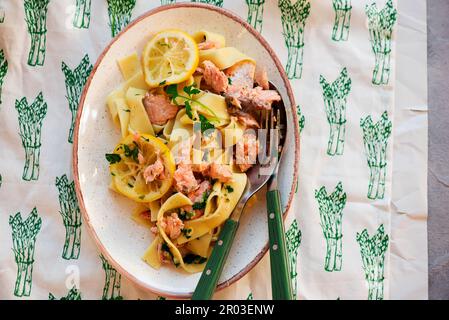 Tagliatelle saumon avec sauce au beurre d'ail au citron. Dessus de la veiw.style rustic.selective Focus Banque D'Images