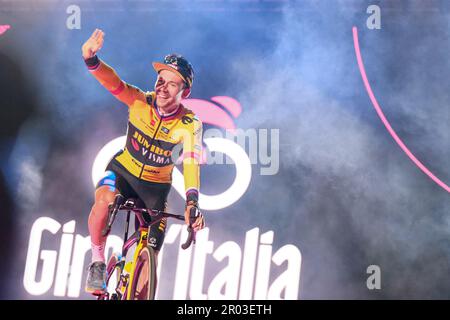 Primoz Rogall de Slovénie et l'équipe Jumbo-Visma vus lors de la cérémonie d'ouverture du 106th Giro d'Italia 2023, Présentation de l'équipe à la Piazza della Rinascita à Pescara. Banque D'Images