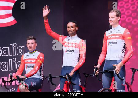 Mads Pedersen du Danemark (L), Amanuel Ghebreigzabhier (C) de l'Érythrée et Daan Hoole des pays-Bas (R) et Team Trek - Segafredo vu lors de la cérémonie ouverte du Giro d'Italia 2023 106th, Présentation de l'équipe à la Piazza della Rinascita à Pescara. Banque D'Images