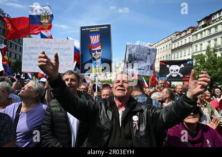 Prague, République tchèque. 06th mai 2023. Plusieurs centaines de personnes se sont rassemblées sur la place Venceslas à Prague, en République tchèque et en 6 mai 2023 pour protester contre le gouvernement et la guerre en Ukraine et elles ont également exigé le retrait de la République tchèque de l'OTAN et de l'Union européenne. Crédit : Michal Kamaryt/CTK photo/Alay Live News Banque D'Images