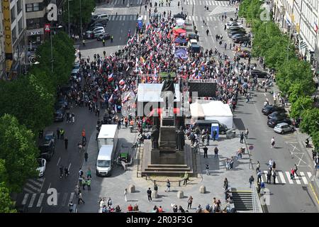 Prague, République tchèque. 06th mai 2023. Plusieurs centaines de personnes se sont rassemblées sur la place Venceslas à Prague, en République tchèque et en 6 mai 2023 pour protester contre le gouvernement et la guerre en Ukraine et elles ont également exigé le retrait de la République tchèque de l'OTAN et de l'Union européenne. Crédit : Michal Kamaryt/CTK photo/Alay Live News Banque D'Images