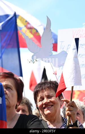 Prague, République tchèque. 06th mai 2023. Plusieurs centaines de personnes se sont rassemblées sur la place Venceslas à Prague, en République tchèque et en 6 mai 2023 pour protester contre le gouvernement et la guerre en Ukraine et elles ont également exigé le retrait de la République tchèque de l'OTAN et de l'Union européenne. Crédit : Michal Kamaryt/CTK photo/Alay Live News Banque D'Images