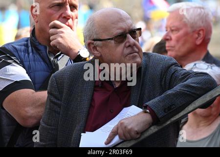 Prague, République tchèque. 06th mai 2023. Plusieurs centaines de personnes se sont rassemblées sur la place Venceslas à Prague, en République tchèque et en 6 mai 2023 pour protester contre le gouvernement et la guerre en Ukraine et elles ont également exigé le retrait de la République tchèque de l'OTAN et de l'Union européenne. Crédit : Michal Kamaryt/CTK photo/Alay Live News Banque D'Images