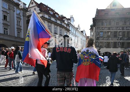 Prague, République tchèque. 06th mai 2023. Plusieurs centaines de personnes se sont rassemblées sur la place Venceslas à Prague, en République tchèque et en 6 mai 2023 pour protester contre le gouvernement et la guerre en Ukraine et elles ont également exigé le retrait de la République tchèque de l'OTAN et de l'Union européenne. Crédit : Michal Kamaryt/CTK photo/Alay Live News Banque D'Images