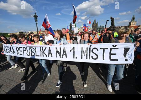 Prague, République tchèque. 06th mai 2023. Plusieurs centaines de personnes se sont rassemblées sur la place Venceslas à Prague, en République tchèque et en 6 mai 2023 pour protester contre le gouvernement et la guerre en Ukraine et elles ont également exigé le retrait de la République tchèque de l'OTAN et de l'Union européenne. Crédit : Michal Kamaryt/CTK photo/Alay Live News Banque D'Images