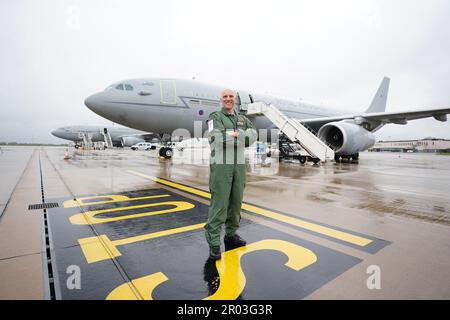 Mike Willers, chef de l'escadron, entraînement du commandant de vol, 10 escadron, Royal Air Force, se dresse devant les voyageurs de la RAF Brize Norton, devant un flip de couronnement très réduit de la Royal Navy, de l'Armée de l'air et de la Royal Air Force, au-dessus de Buckingham Palace à Londres, Pour marquer le couronnement du roi Charles III et de la reine Camilla. Date de la photo: Samedi 6 mai 2023. Banque D'Images