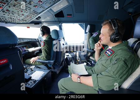 Membres de l'équipage dans le cockpit d'un voyage de la Royal Air Force (RAF), volant de la RAF Brize Norton, Qui devait prendre part au défilé du couronnement par la Royal Navy, l'Armée de l'Air et la Royal Air Force, au-dessus de Buckingham Palace à Londres, pour marquer le couronnement du roi Charles III et de la reine Camilla, avant que l'événement ne soit réduit à la baisse en raison des conditions météorologiques. Date de la photo: Samedi 6 mai 2023. Banque D'Images