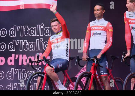 Pescara, Italie. 04th mai 2023. Mads Pedersen du Danemark (L) et Amanuel Ghebreigzabhier (R) de l'Erythrée et Team Trek - Segafredo vu lors de la cérémonie d'ouverture du Giro d'Italia 106th 2023, Présentation de l'équipe à la Piazza della Rinascita à Pescara. (Photo par Elena Vizoca/SOPA Images/Sipa USA) crédit: SIPA USA/Alay Live News Banque D'Images