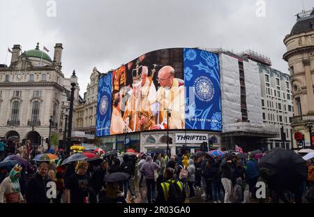 Londres, Royaume-Uni. 6th mai 2023. L'écran de Piccadilly Lights de Piccadilly Circus célèbre le couronnement du roi Charles III Credit: Vuk Valcic/Alamy Live News Banque D'Images