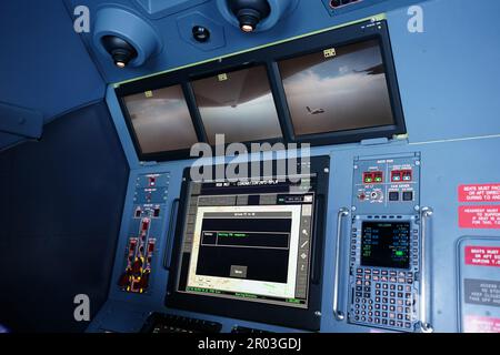 Une vue sur les écrans à l'intérieur d'un voyage de la Royal Air Force (RAF) d'un avion RAF A400M Atlas, volant de RAF Brize Norton, Qui devait prendre part au défilé du couronnement par la Royal Navy, l'Armée de l'Air et la Royal Air Force, au-dessus de Buckingham Palace à Londres, pour marquer le couronnement du roi Charles III et de la reine Camilla, avant que l'événement ne soit réduit à la baisse en raison des conditions météorologiques. Date de la photo: Samedi 6 mai 2023. Banque D'Images