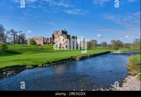 Château de Brougham, à côté de la rivière Eamont, Penrith, Cumbria Banque D'Images