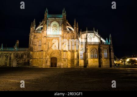 Façade de la cathédrale de Batalha la nuit (Portugal) Banque D'Images