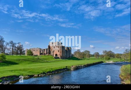 Château de Brougham, à côté de la rivière Eamont, Penrith, Cumbria Banque D'Images