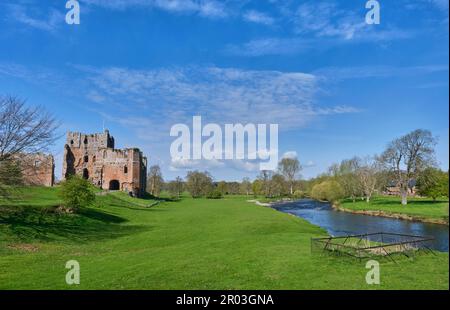 Château de Brougham, à côté de la rivière Eamont, Penrith, Cumbria Banque D'Images