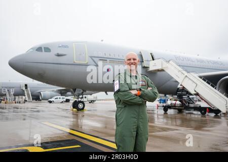 Mike Willers, chef de l'escadron, entraînement du commandant de vol, 10 escadron, Royal Air Force, se dresse devant les voyageurs de la RAF Brize Norton, devant un flip de couronnement très réduit de la Royal Navy, de l'Armée de l'air et de la Royal Air Force, au-dessus de Buckingham Palace à Londres, Pour marquer le couronnement du roi Charles III et de la reine Camilla. Date de la photo: Samedi 6 mai 2023. Banque D'Images