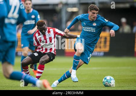 ROTTERDAM - (lr) Joshua Kitolano de Sparta Rotterdam, Guus til de PSV Eindhoven pendant le match néerlandais Eredivisie entre Sparta Rotterdam et PSV Eindhoven à Sparta Stadion Het Kasteel sur 6 mai 2023 à Rotterdam, pays-Bas. PNA JEROEN PUTMANS Banque D'Images