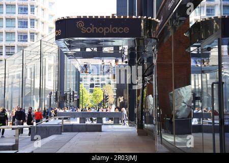 Le nouveau théâtre de Soho place, un plazza public nouvellement créé, où se trouvait autrefois le célèbre site Astoria, au large de Charing Cross Road, dans le centre de Londres, au Royaume-Uni Banque D'Images