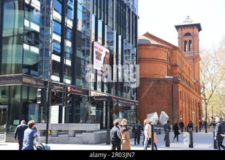 Le nouveau théâtre de Soho place, un plazza public nouvellement créé, où se trouvait autrefois le célèbre site Astoria, au large de Charing Cross Road, dans le centre de Londres, au Royaume-Uni Banque D'Images