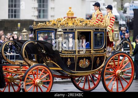 Londres, Royaume-Uni. 06th mai 2023. Sophie, duchesse d'Édimbourg, est vue en signe de passage au public dans une des voitures de la famille royale pendant le défilé. Le roi Charles III conduit le reste de la famille royale à se joindre à une parade jusqu'au palais de Buckingham après le couronnement à l'abbaye de Westminster. Crédit : SOPA Images Limited/Alamy Live News Banque D'Images