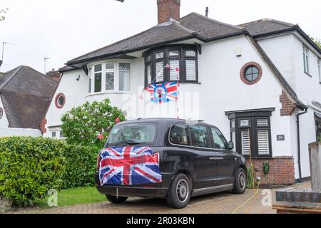 Kent, Royaume-Uni, le 6th mai 2023. De haut en bas, les gens célèbrent aujourd'hui le couronnement du roi Charles III. Les résidents de Petts Wood Street apprécient leur Cornation Day Street Party avec un grand temps britannique . Credit: Xiu Bao/Alamy Live News Banque D'Images