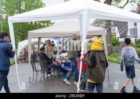 Kent, Royaume-Uni, le 6th mai 2023. De haut en bas, les gens célèbrent aujourd'hui le couronnement du roi Charles III. Les résidents de Petts Wood Street apprécient leur Cornation Day Street Party avec un grand temps britannique . Credit: Xiu Bao/Alamy Live News Banque D'Images