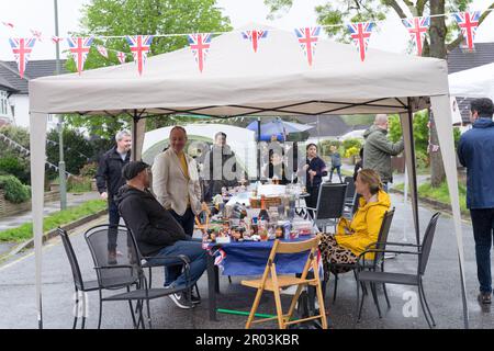 Kent, Royaume-Uni, le 6th mai 2023. De haut en bas, les gens célèbrent aujourd'hui le couronnement du roi Charles III. Les résidents de Petts Wood Street apprécient leur Cornation Day Street Party avec un grand temps britannique . Credit: Xiu Bao/Alamy Live News Banque D'Images