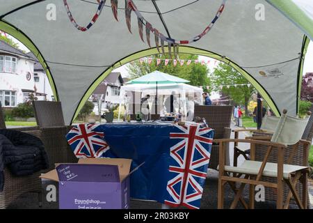 Kent, Royaume-Uni, le 6th mai 2023. De haut en bas, les gens célèbrent aujourd'hui le couronnement du roi Charles III. Les résidents de Petts Wood Street apprécient leur Cornation Day Street Party avec un grand temps britannique . Credit: Xiu Bao/Alamy Live News Banque D'Images