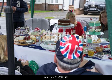 Kent, Royaume-Uni, le 6th mai 2023. De haut en bas, les gens célèbrent aujourd'hui le couronnement du roi Charles III. Les résidents de Petts Wood Street apprécient leur Cornation Day Street Party avec un grand temps britannique . Credit: Xiu Bao/Alamy Live News Banque D'Images