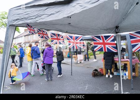 Kent, Royaume-Uni, le 6th mai 2023. De haut en bas, les gens célèbrent aujourd'hui le couronnement du roi Charles III. Les résidents de Petts Wood Street apprécient leur Cornation Day Street Party avec un grand temps britannique . Credit: Xiu Bao/Alamy Live News Banque D'Images