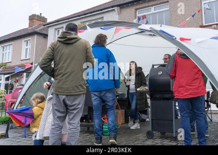 Kent, Royaume-Uni, le 6th mai 2023. De haut en bas, les gens célèbrent aujourd'hui le couronnement du roi Charles III. Les résidents de Petts Wood Street apprécient leur Cornation Day Street Party avec un grand temps britannique . Credit: Xiu Bao/Alamy Live News Banque D'Images