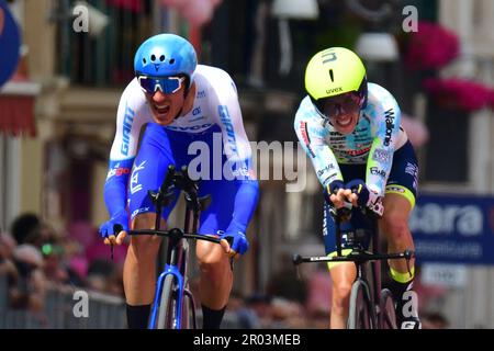 Ortona, Italie. 06th mai 2023. Ortona, Ortona, Italie, 06 mai 2023, ZANA Filippo (Team Jayco) et PETILLI Simone (Intermarche-Circus-Wanty) en 1 étapes - Costa dei trabocchi - Fossacesia Marina/Ortona - Giro d'Italia crédit: Live Media Publishing Group/Alay Live News Banque D'Images