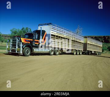 Australie. Territoire du Nord. Le transport routier. Train sur l'Outback. Banque D'Images