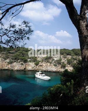 Espagne. Îles Baléares. Majorque. Cala Pi. Bateau de luxe dans la baie. Banque D'Images