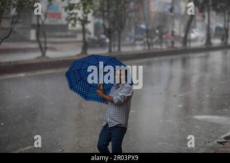 Dhaka, Bangladesh. 6th mai 2023. Un homme tient un parapluie tout en marchant le long de la rue un jour de pluie. La forte baisse de la mousson a rendu les déplacements lents et dangereux. (Credit image: © Sazzad Hossain/SOPA Images via ZUMA Press Wire) USAGE ÉDITORIAL SEULEMENT! Non destiné À un usage commercial ! Crédit : ZUMA Press, Inc./Alay Live News Banque D'Images