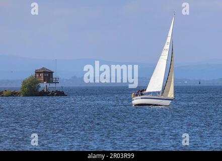 Réserve naturelle nationale d'Oxford Island, Lough Neagh, comté d'Armagh, Irlande du Nord, Royaume-Uni. 06 mai 2023. Météo au Royaume-Uni – une journée de Coronation sèche et chaude avec des sorts ensoleillés. Une belle journée pour la voile en fin d'après-midi sur Lough Neagh. Crédit : CAZIMB/Alamy Live News. Banque D'Images