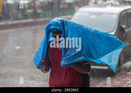 Dhaka, Bangladesh. 6th mai 2023. Un homme marche le long de la rue tout en se couvrant avec un sac en polyéthylène lors d'un jour de pluie. La forte baisse de la mousson a rendu les déplacements lents et dangereux. (Credit image: © Sazzad Hossain/SOPA Images via ZUMA Press Wire) USAGE ÉDITORIAL SEULEMENT! Non destiné À un usage commercial ! Crédit : ZUMA Press, Inc./Alay Live News Banque D'Images