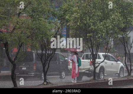 Dhaka, Bangladesh. 6th mai 2023. Une femme tient un parapluie tout en se tenant au milieu de la route par un jour pluvieux. La forte baisse de la mousson a rendu les déplacements lents et dangereux. (Credit image: © Sazzad Hossain/SOPA Images via ZUMA Press Wire) USAGE ÉDITORIAL SEULEMENT! Non destiné À un usage commercial ! Crédit : ZUMA Press, Inc./Alay Live News Banque D'Images