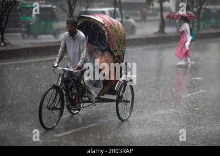 Dhaka, Bangladesh. 6th mai 2023. Un arrache-pousse vu en balade le long de la rue par un jour de pluie. La forte baisse de la mousson a rendu les déplacements lents et dangereux. (Credit image: © Sazzad Hossain/SOPA Images via ZUMA Press Wire) USAGE ÉDITORIAL SEULEMENT! Non destiné À un usage commercial ! Crédit : ZUMA Press, Inc./Alay Live News Banque D'Images