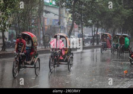 Dhaka, Bangladesh. 6th mai 2023. Les tireurs de pousse-pousse ont été vus en balade le long de la rue par un jour de pluie. La forte baisse de la mousson a rendu les déplacements lents et dangereux. (Credit image: © Sazzad Hossain/SOPA Images via ZUMA Press Wire) USAGE ÉDITORIAL SEULEMENT! Non destiné À un usage commercial ! Crédit : ZUMA Press, Inc./Alay Live News Banque D'Images