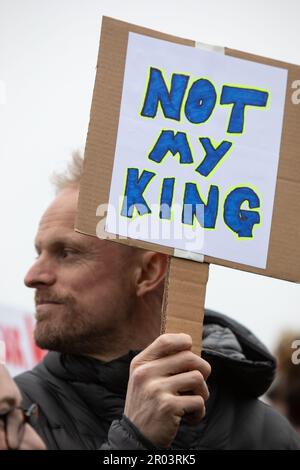 Édimbourg, Écosse, Royaume-Uni, 6th mai 2023. Les manifestants contre la monarchie britannique, et le couronnement du roi Charles III, se rassemblent pour un rassemblement sur Calton Hill organisé par le groupe multipartite Our Republic, à Édimbourg, en Écosse, le 6 mai 2023. Photo: Jeremy Sutton-Hibbert/ Alamy Live News. Banque D'Images