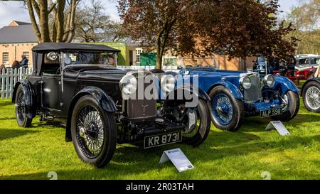 1930 Aston Martin International et 1933 Aston Martin le Mans exposés au Scramble d'avril qui s'est tenu au Bicester Heritage Centre le 23 avril 2023 Banque D'Images